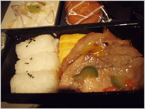 21:50 機内食サービス