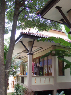 部屋を出て左へ(振り返ると我が家の洗濯物)