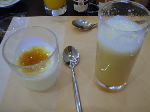 ヨーグルトにマンゴーソース&いろいろフルーツなミックスJ