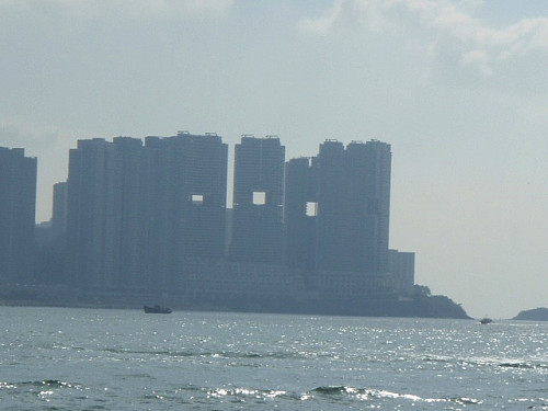 10:37 風水な穴のあいてるマンション