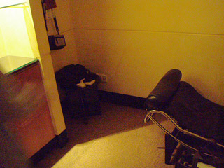 個室でそれぞれ仮眠します