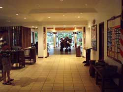 6 ロビーからエントランス方向