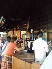 パヤ島へ向かう人々