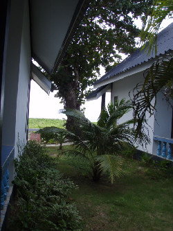 途中、客室と客室のあいだからビーチ方面を見て