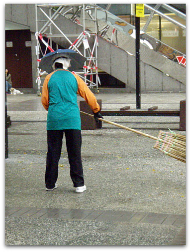 雨よけ陽よけ!? 畑をしてる母さんが写真を見て欲しいと言った