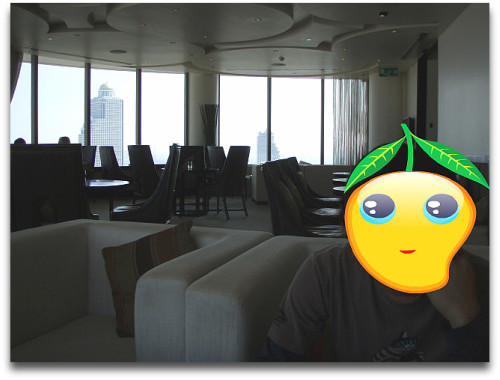 窓に囲まれて明るく落ち着いてます