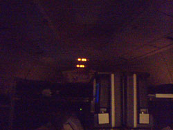 寝静まっている機内