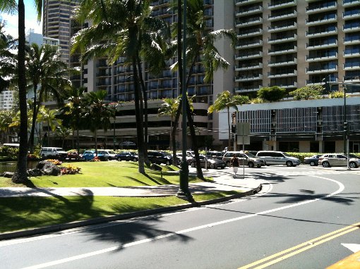 14:40 ヒルトン前交差点通過～あそこにちっちゃくIHOP