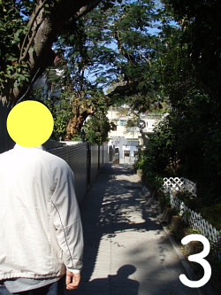 警察の宿舎横の細い路地