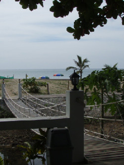 ビーチへ向う吊り橋