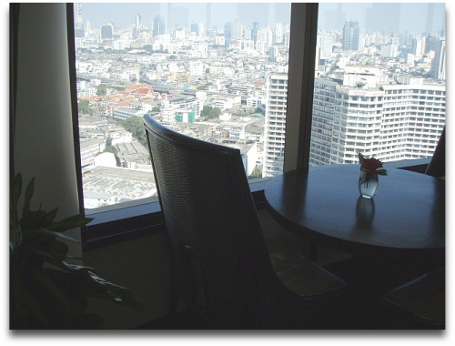 チェア席もあります。後ろはシェラトン