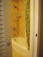 ドアに向かって左がバスルーム