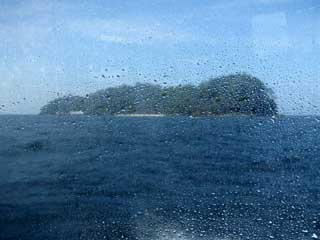 波しぶきの中パヤ島が~