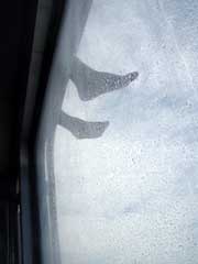 窓の上にはクルーの足~♪