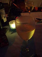 白ワインで待っている