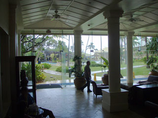 フロントロビーからプール