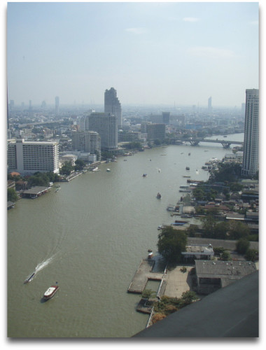 タクシン橋～ホテルがたくさん見えます