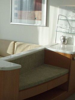 荷物置き場の下が引き出しになってます(空)