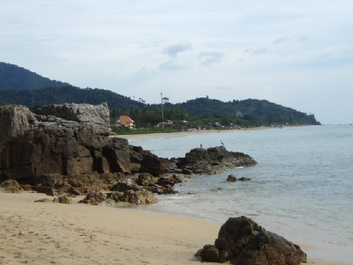 岩の向こう側が Ilmare Beach Resort です♪