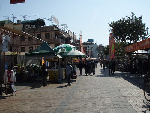 フェリー乗り場前の海傍街通り