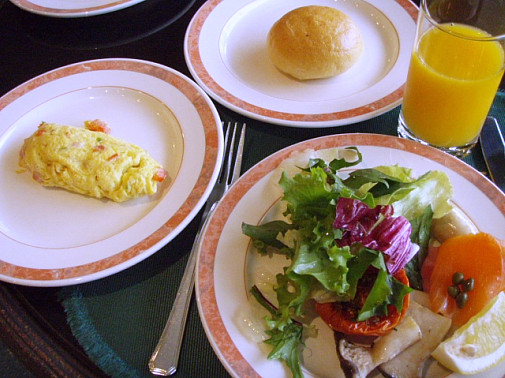 前日と似てますが(笑)グランドヒルトンラウンジの朝食です。