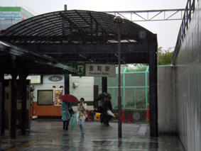 雨の金町駅