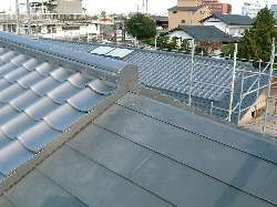 瓦とステンレス屋根.jpg