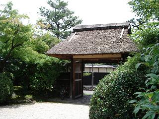東山荘（庭園から正門を望む）