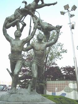 ロッテ百貨店（ワールド店）前の銅像