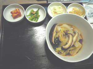 海鮮鍋とキムチ