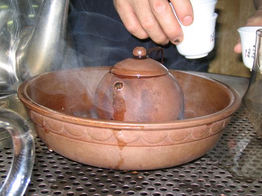 お茶、蒸らし中