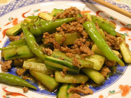 きゅうりとししとうのひき肉豆板醤炒め