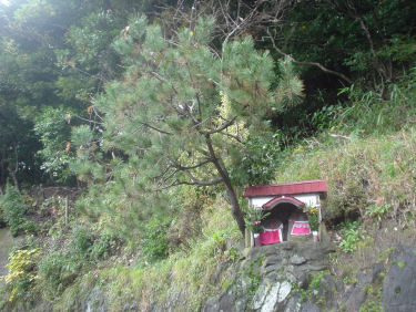 お地蔵様も急斜面に・・・