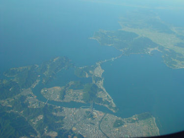 徳島空港の上空から見る大鳴門橋