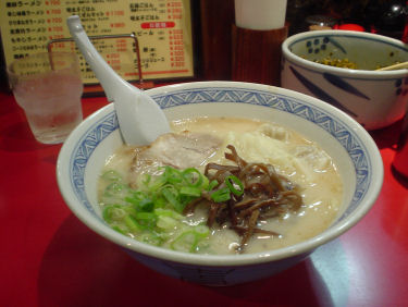 とんこつスープのワンタン入りラーメンを注文しました