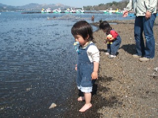 山中湖畔で水遊び.JPG