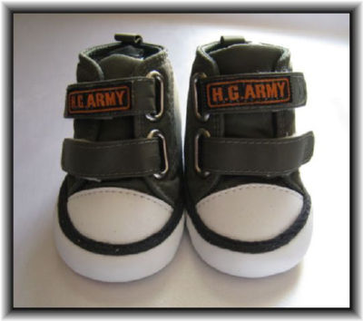 ベビースニーカー　カーキ
