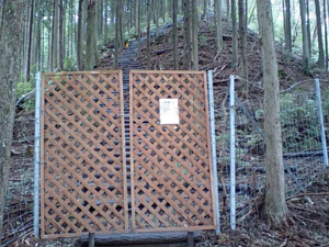 総門山登山口の門扉