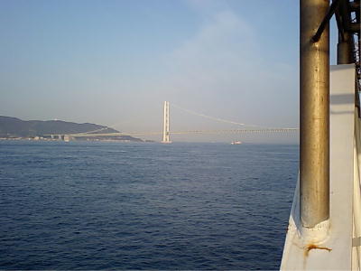 遠くに見える明石海峡大橋と淡路島
