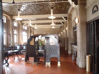 東華采館 入口から見た店内１階部分.JPG