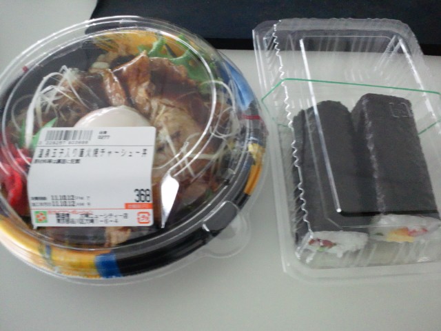 ライフ大崎ニューシティ店_111012_温玉チャーシュー丼と巻物2つ.JPG