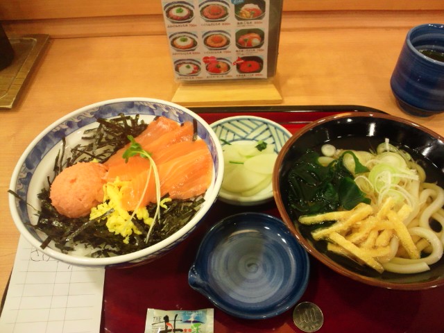 ザ・丼YDC店_111028_さけとろサーモン丼小うどんセット.JPG