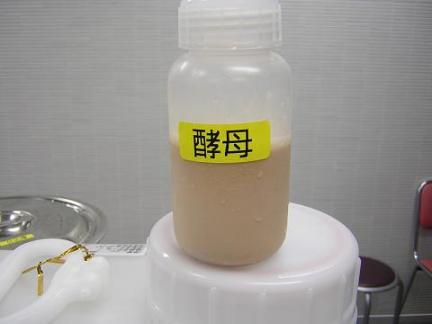 最後に酵母を投入.JPG