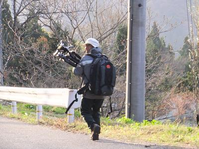 この機材を背負って山道1キロ