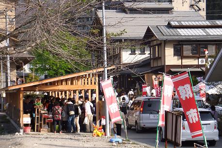 起き出した温泉街