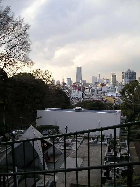 外人墓地とランドマークタワー