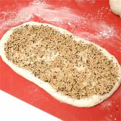 自家製酒粕酵母 ライ麦種で ハードブレッド -黒白混合のすりごまを巻き込む