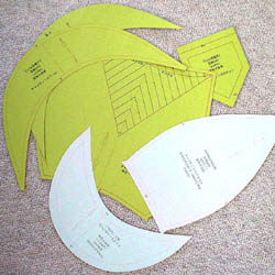 帽子の型紙を厚紙にプリントして作成