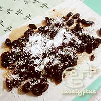 ラム漬けレーズンを粗刻みして粉糖をまぶす