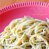 シソの葉とアーモンドで作った代用ジェノバペースト“シソベーゼ”のパスタ